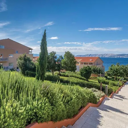 Beautiful In With Outdoor Swimming Pool, 2 Bedrooms And Swimming Pool