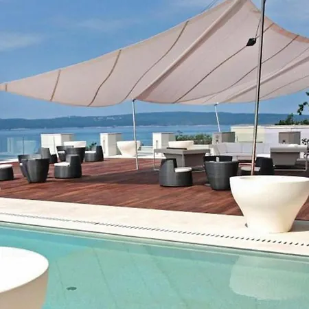 Beautiful In With Outdoor Swimming Pool, 2 Bedrooms And Swimming Pool *